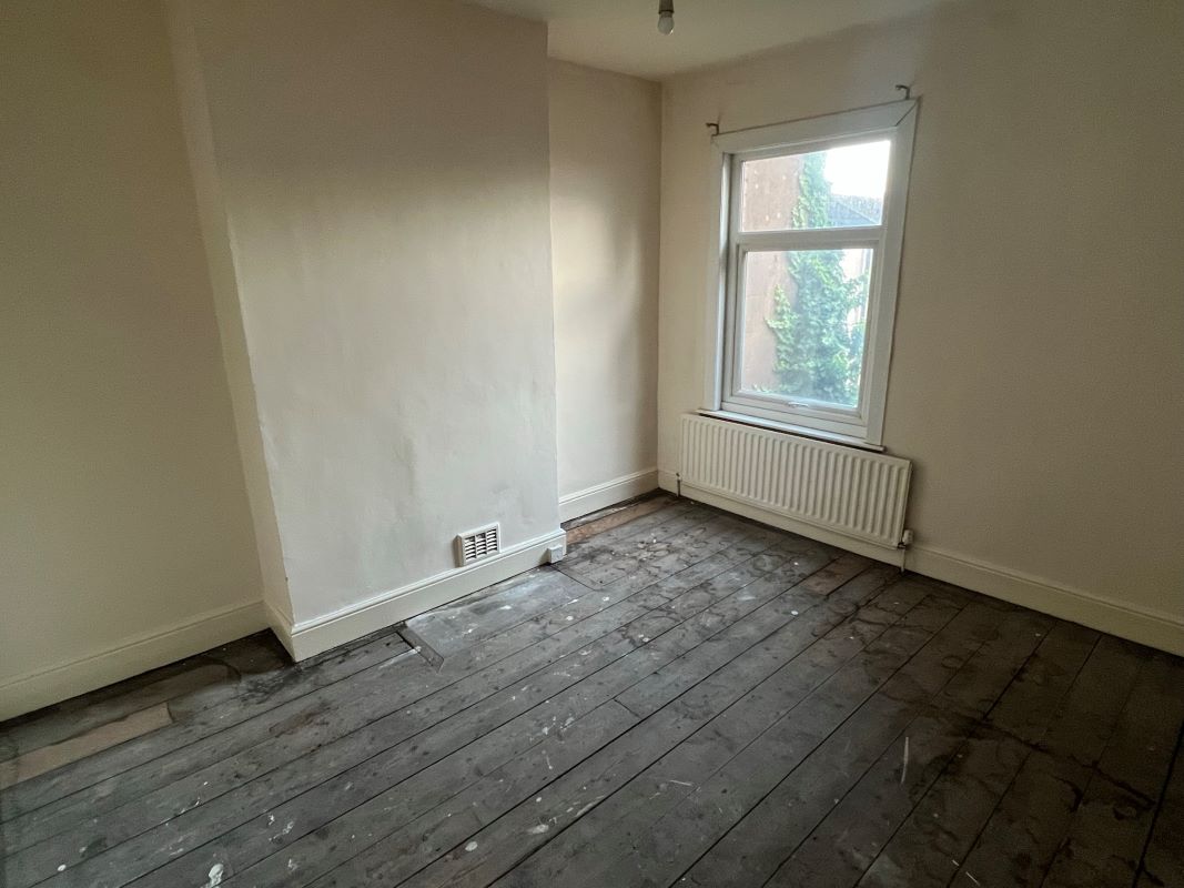 3 bedroom mid terraced house in Wolverhampton