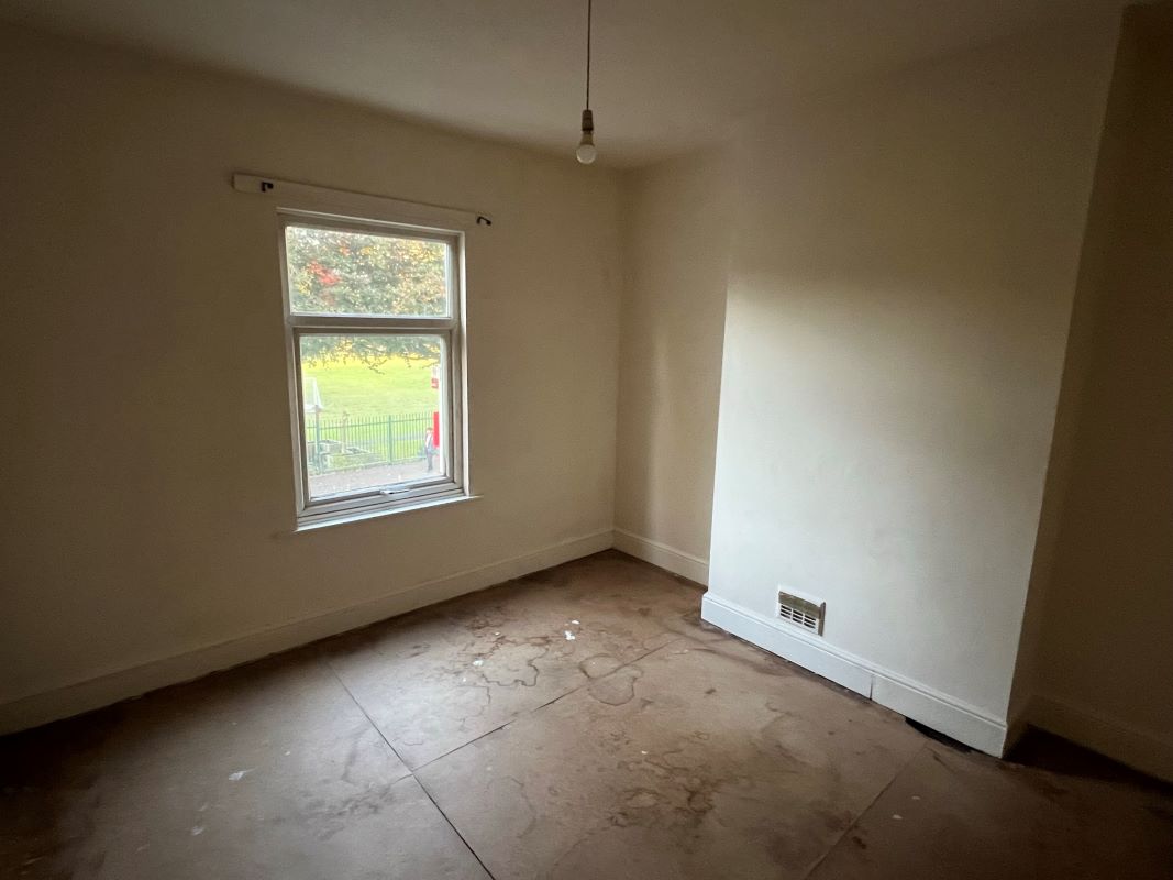 3 bedroom mid terraced house in Wolverhampton