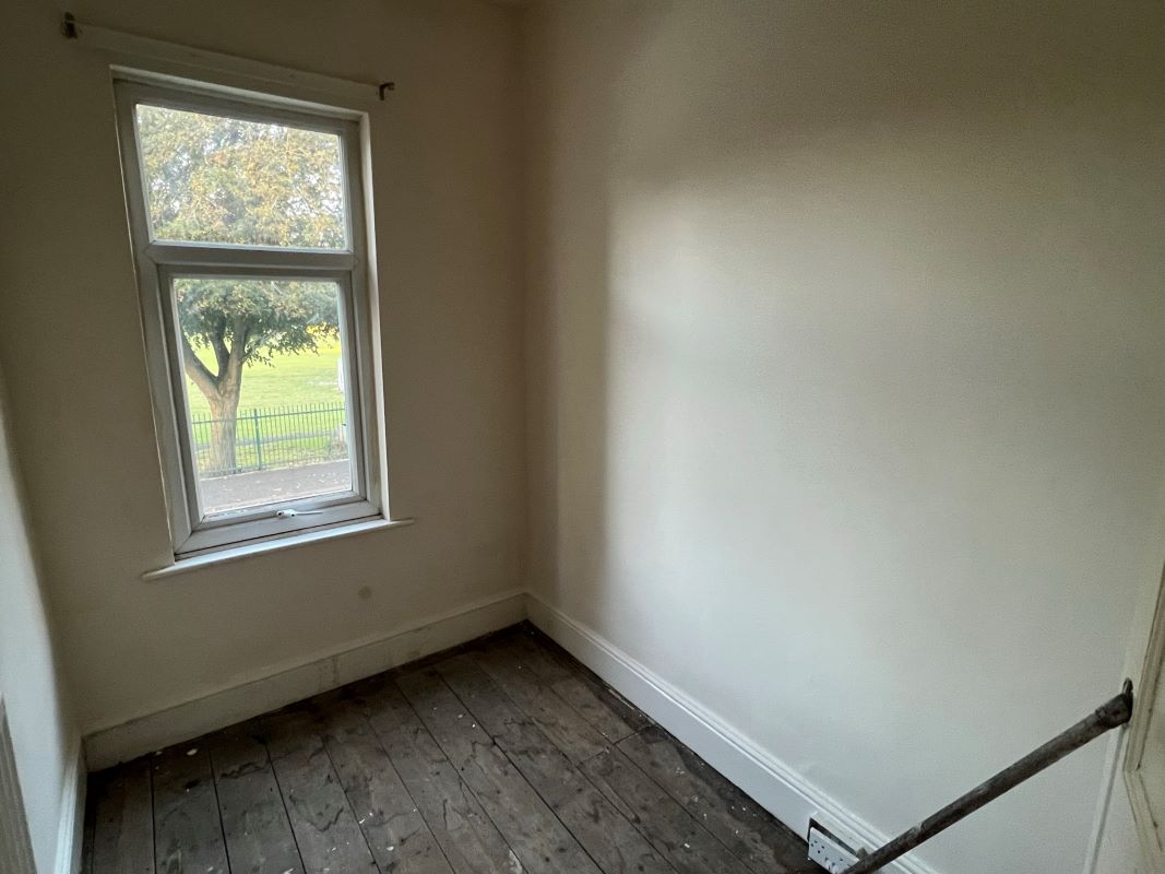 3 bedroom mid terraced house in Wolverhampton
