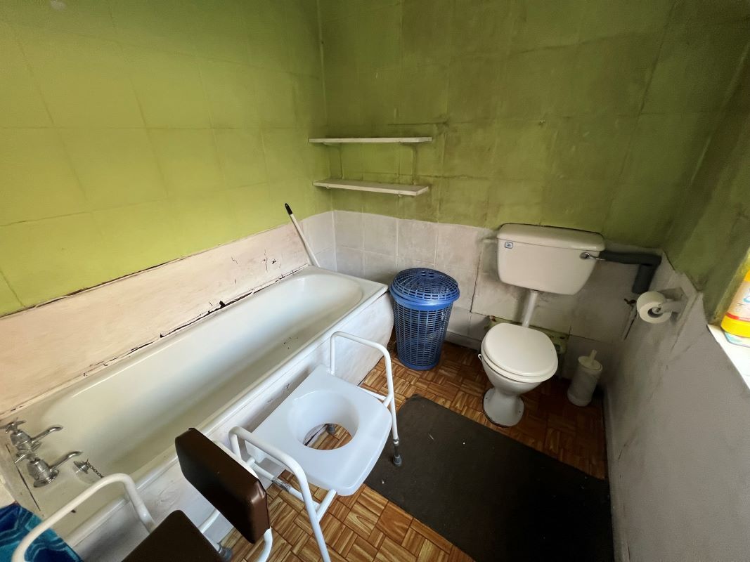 3 bedroom mid terraced house in Dudley