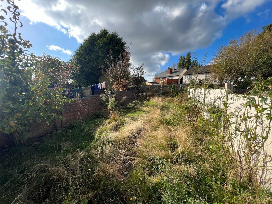 3 bedroom mid terraced house in Dudley