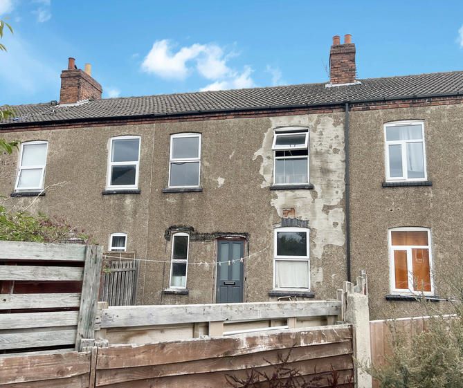 3 bedroom mid terraced house in Chesterfield