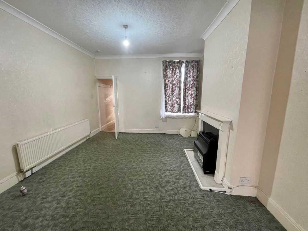 2 bedroom mid terraced house in West Bromwich