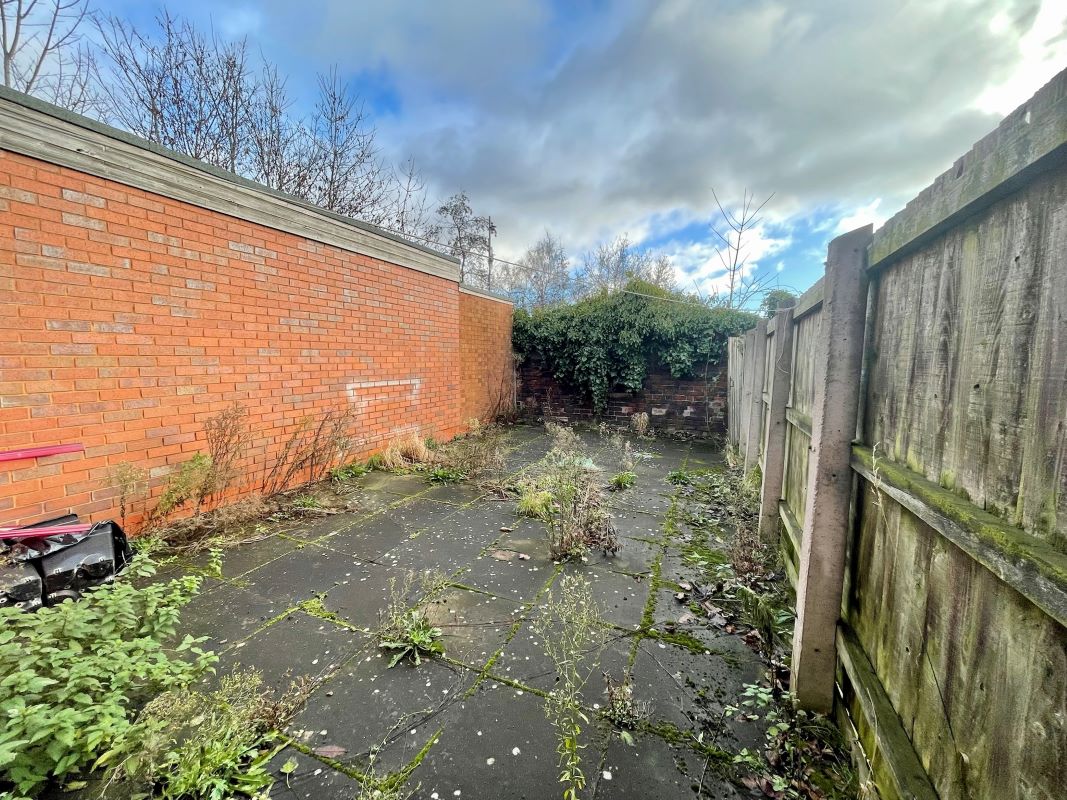 2 bedroom mid terraced house in West Bromwich