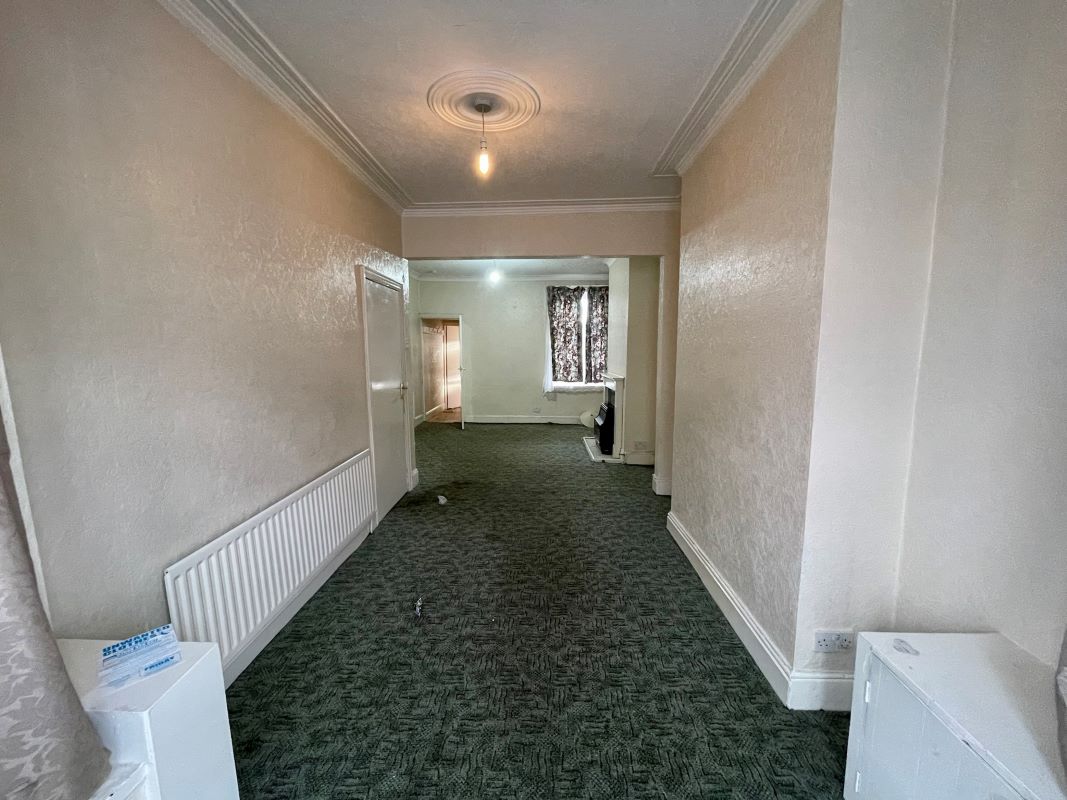 2 bedroom mid terraced house in West Bromwich