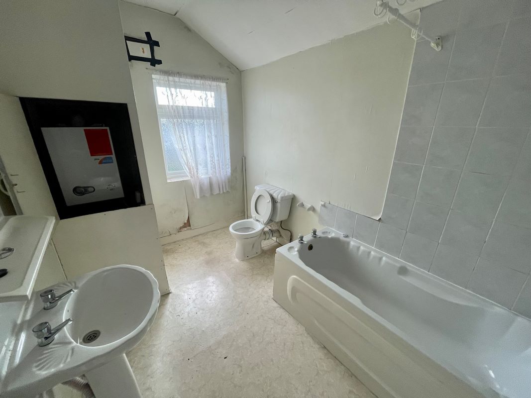 2 bedroom mid terraced house in West Bromwich
