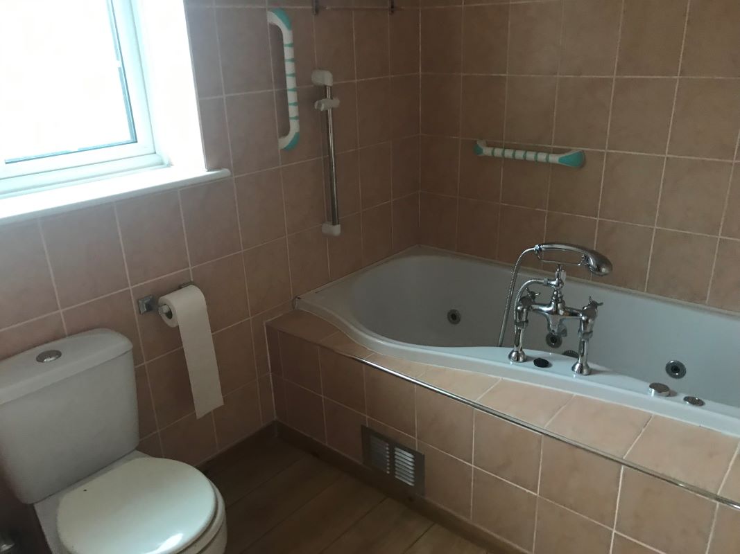 3 bedroom detached property in Dudley Wood