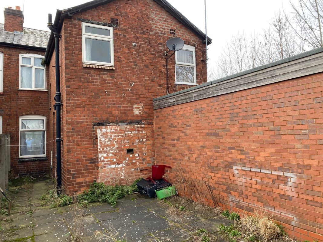 2 bedroom mid terraced house in West Bromwich