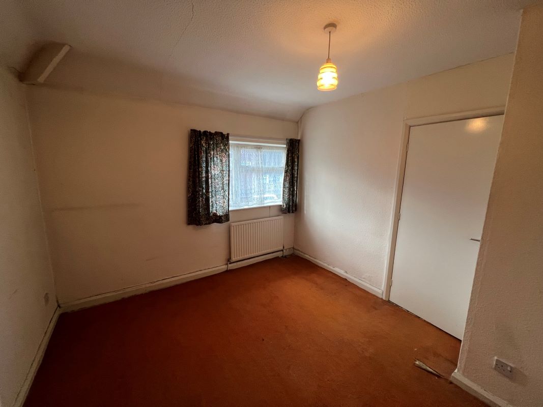 3 bedroom mid terraced house in Chesterfield