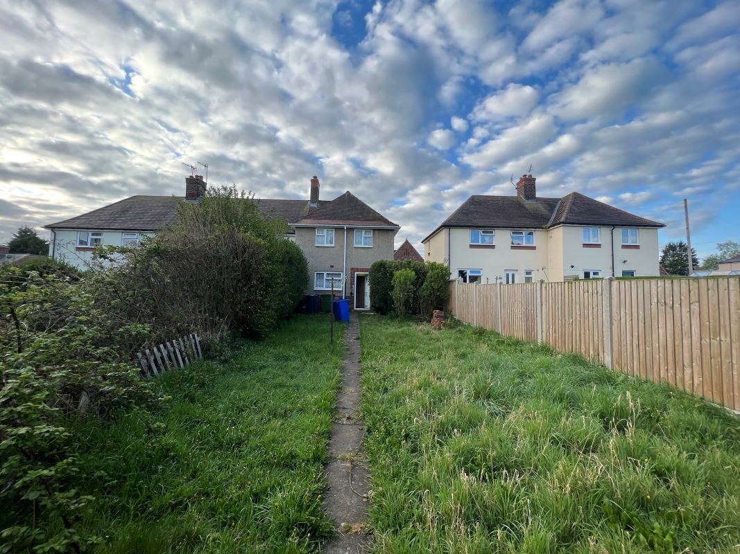 3 bedroom mid terraced house in Chesterfield