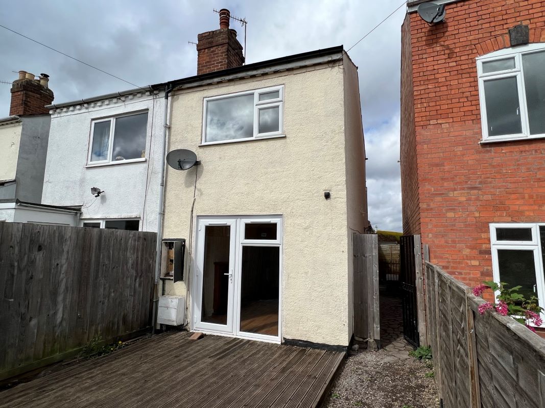 2 bedroom semi detached house in Worcester