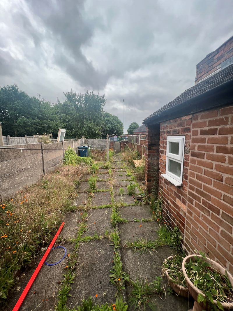 3 bedroom mid terraced house in Stafford.