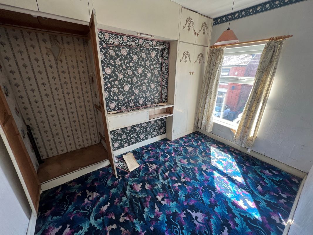 2 bedroom mid terraced house in Heanor, Derbys.