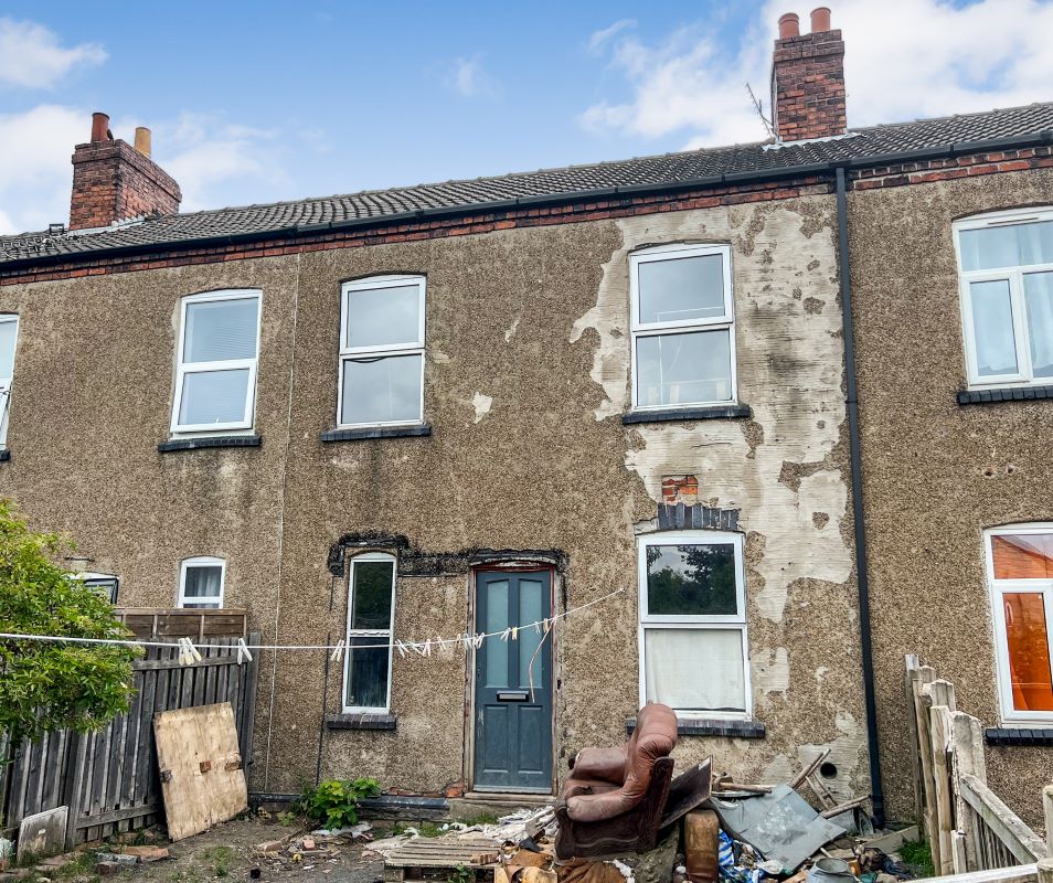 3 bedroom mid terraced house in Chesterfield