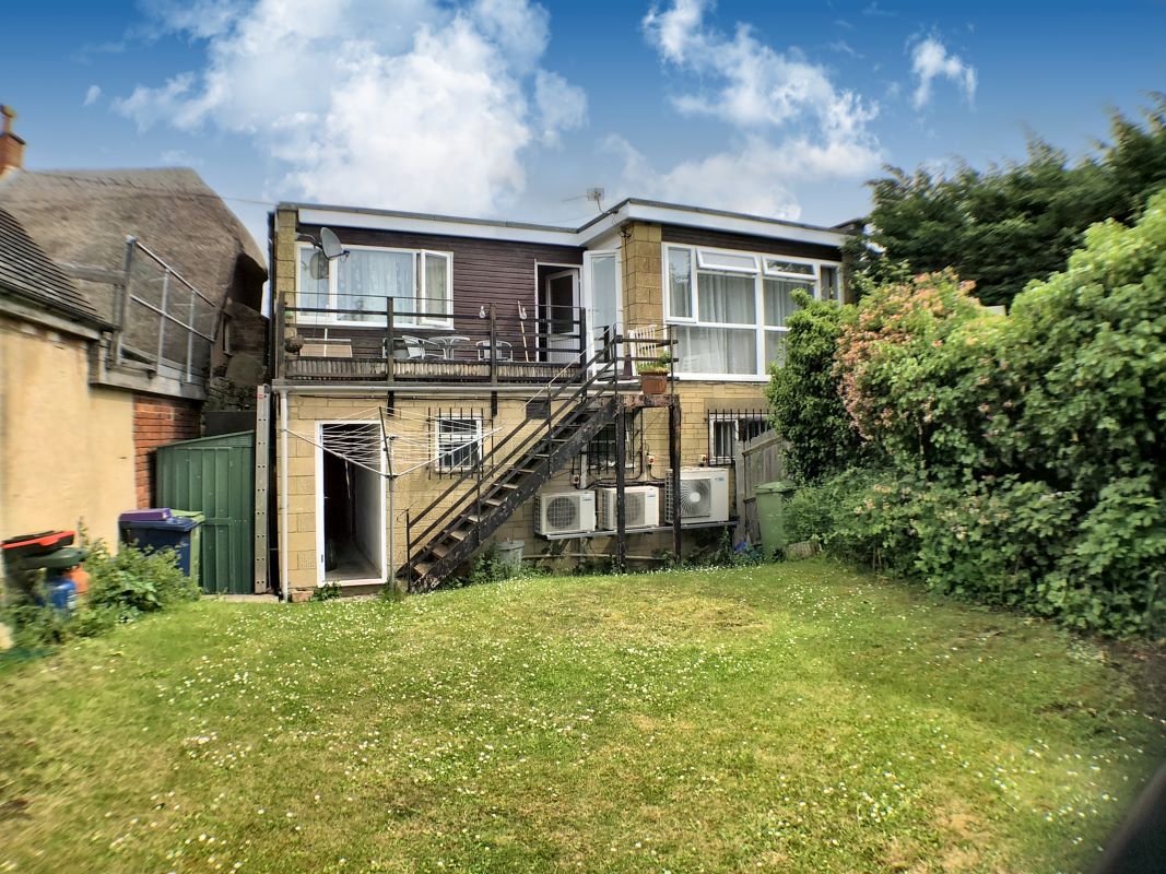 3 bedroom apartment in Bishops Cleeve, Glos.