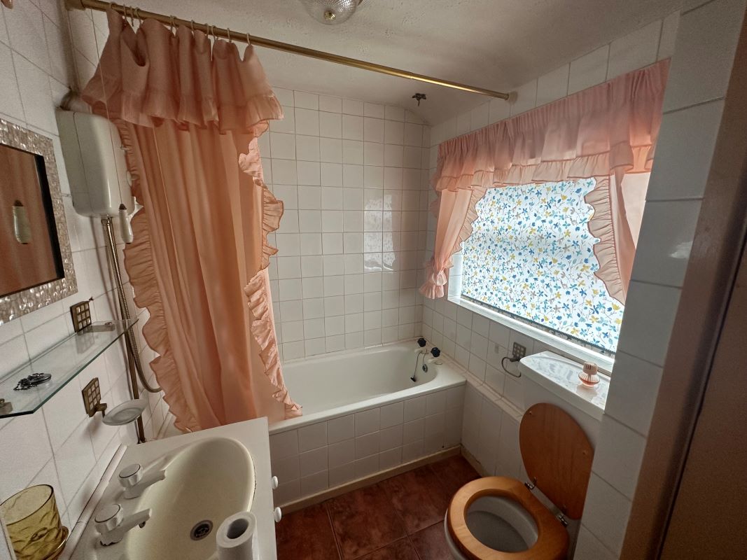 3 bedroom mid terraced house in Cannock