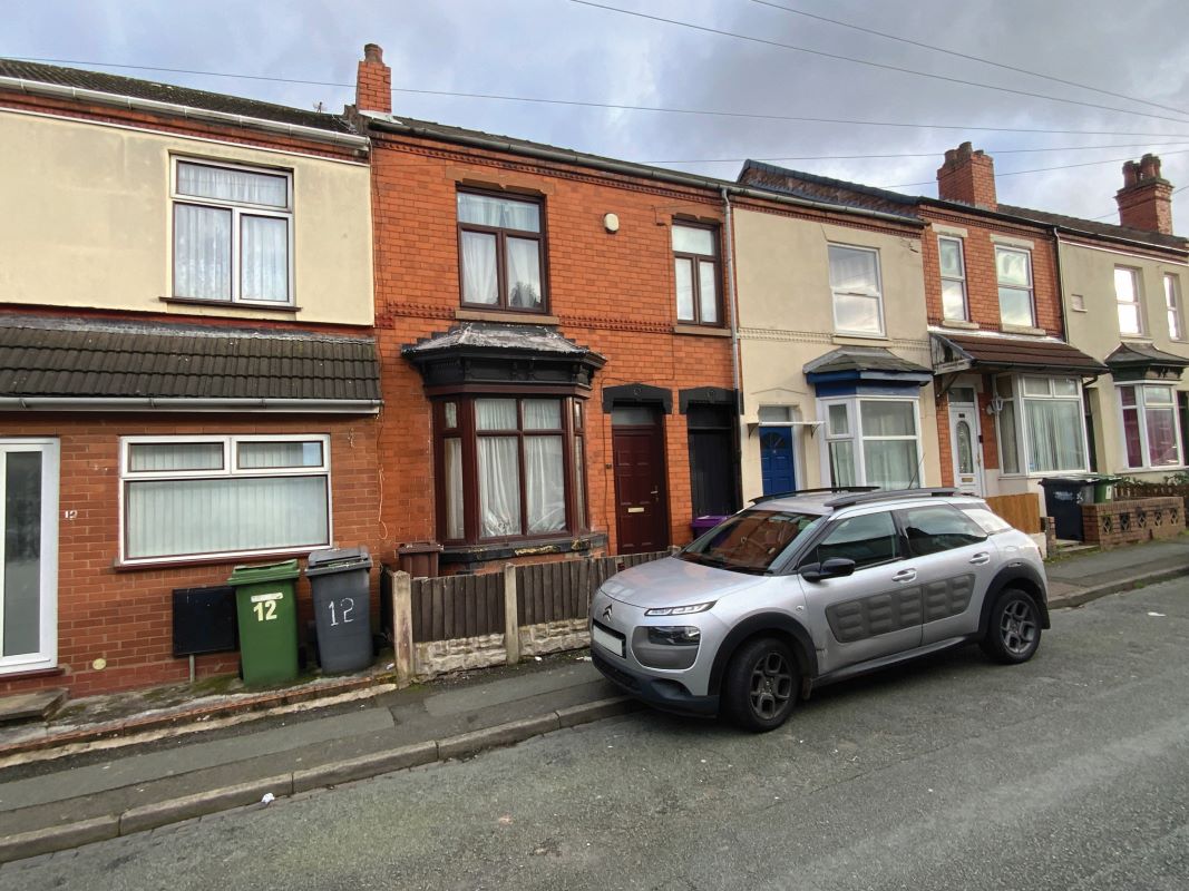 3 bedroom mid terraced house in Wolverhampton