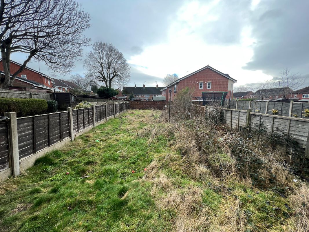 3 bedroom mid terraced house in Walsall