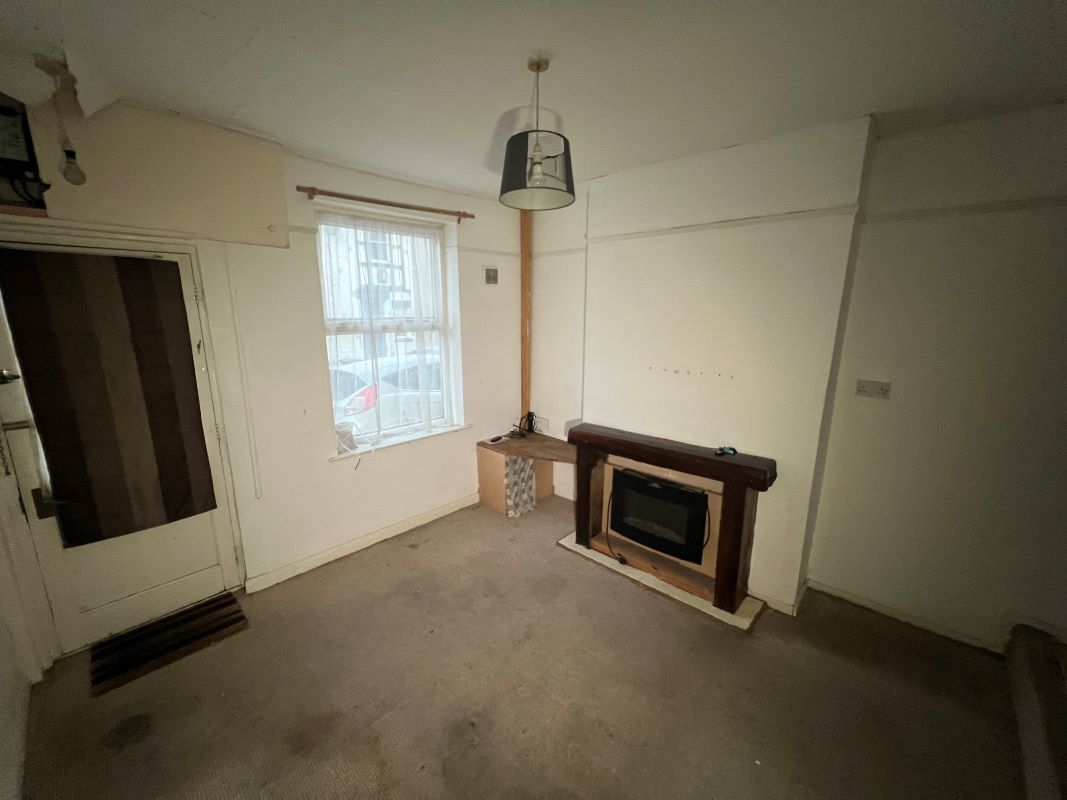 2 bedroom mid terraced house in Warwickshire