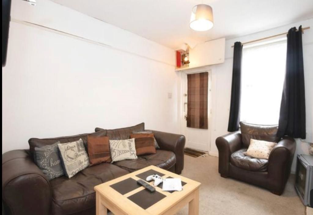 2 bedroom mid terraced house in Warwickshire