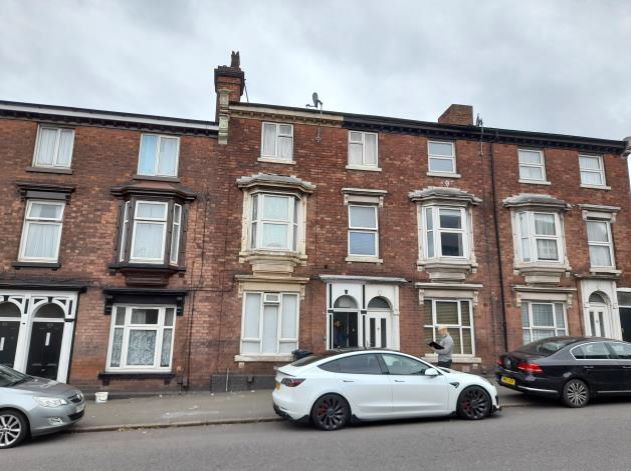6 bedroom mid terraced house in Dudley
