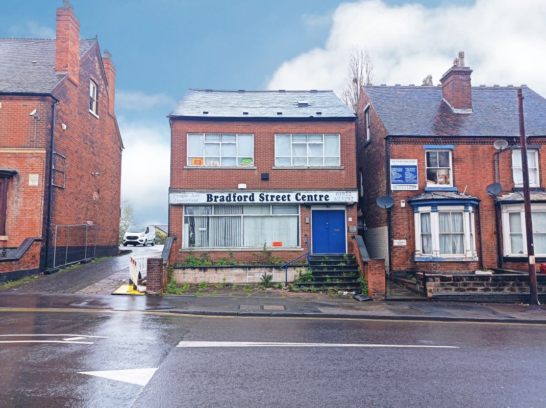 Freehold town centre office building in Walsall