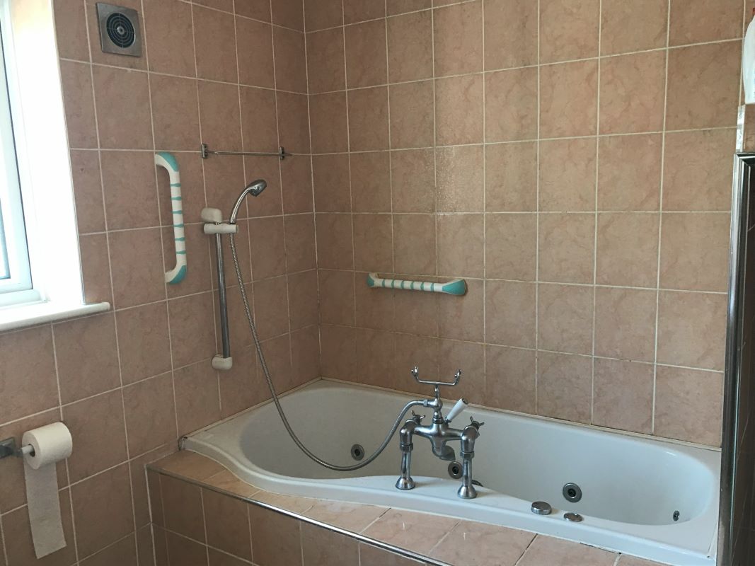 5 bedroom detached house in Dudley
