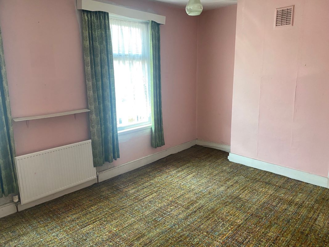 3 bedroom mid terraced house in Wolverhampton