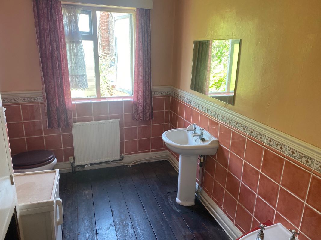 3 bedroom mid terraced house in Wolverhampton