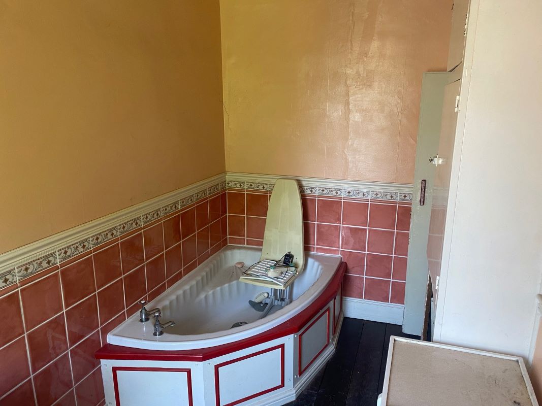 3 bedroom mid terraced house in Wolverhampton