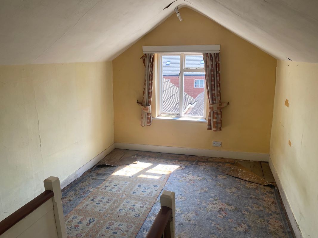 3 bedroom mid terraced house in Wolverhampton