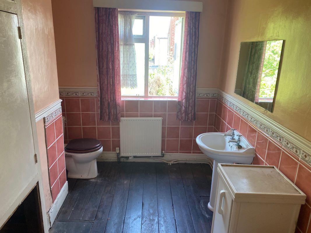 3 bedroom mid terraced house in Wolverhampton