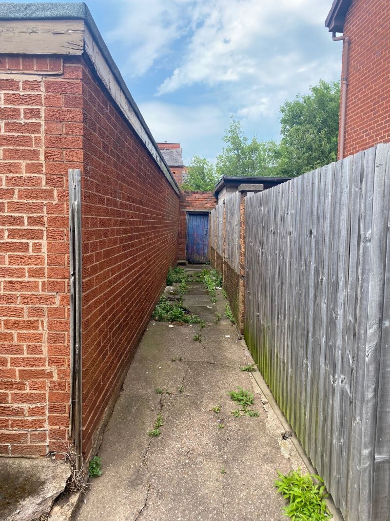 3 bedroom mid terraced house in Wolverhampton