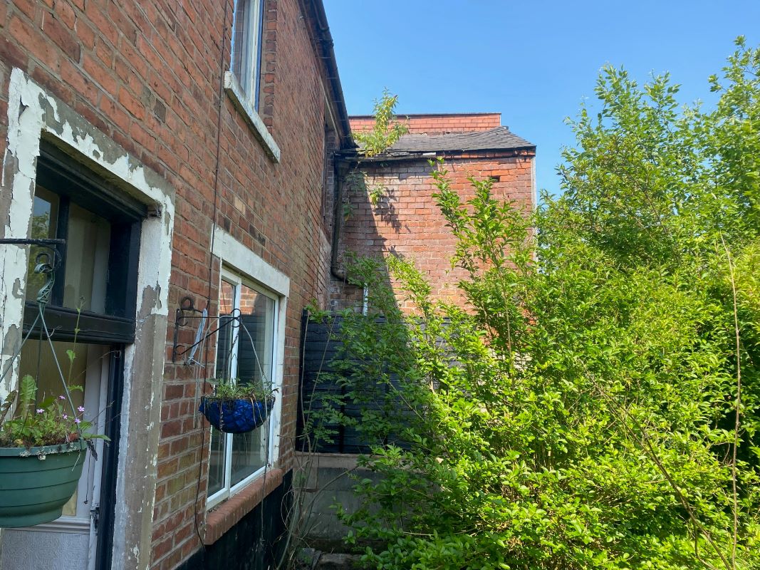 3 bedroom mid terraced house in Wolverhampton