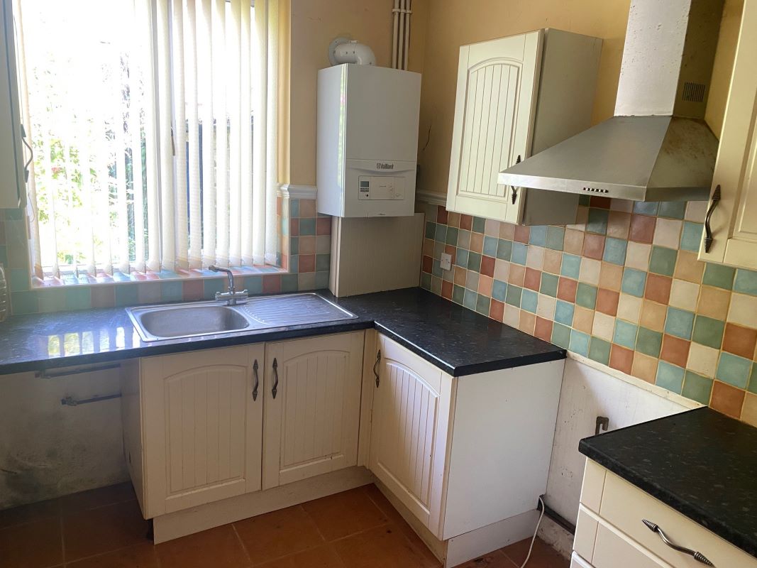 3 bedroom mid terraced house in Wolverhampton