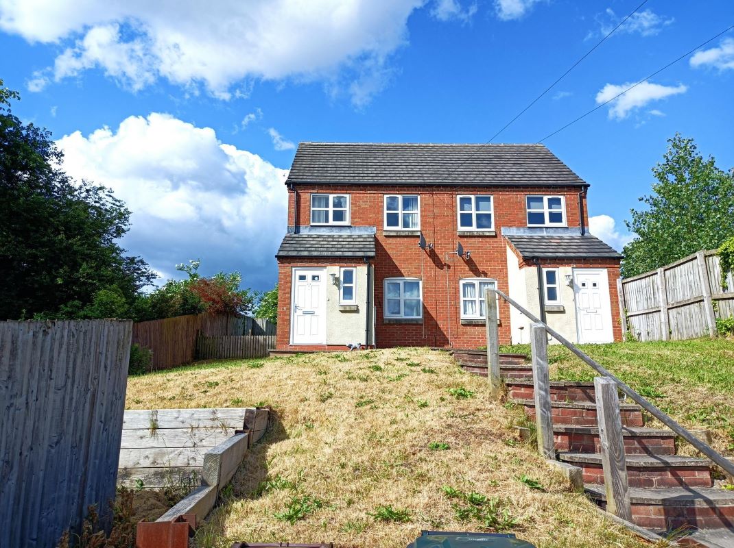 2 bedroom semi detached house in Stoke on Trent 