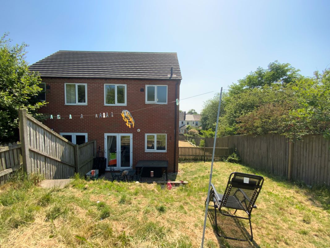 2 bedroom semi detached house in Stoke on Trent 