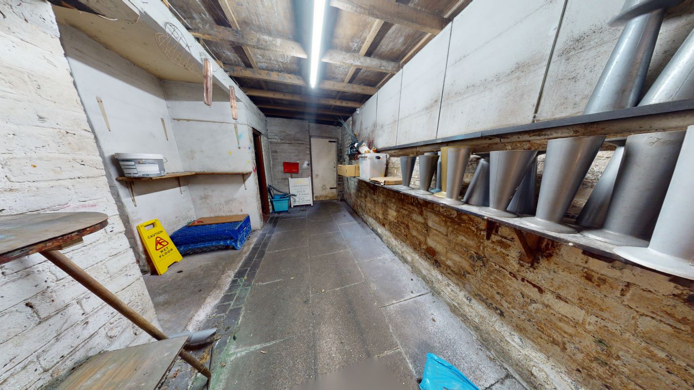 2 room mid terraced retail premises in Stoke on Trent