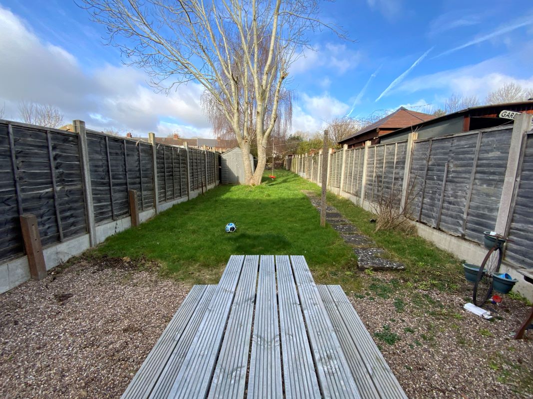 3 bedroom mid terraced house in Birmingham