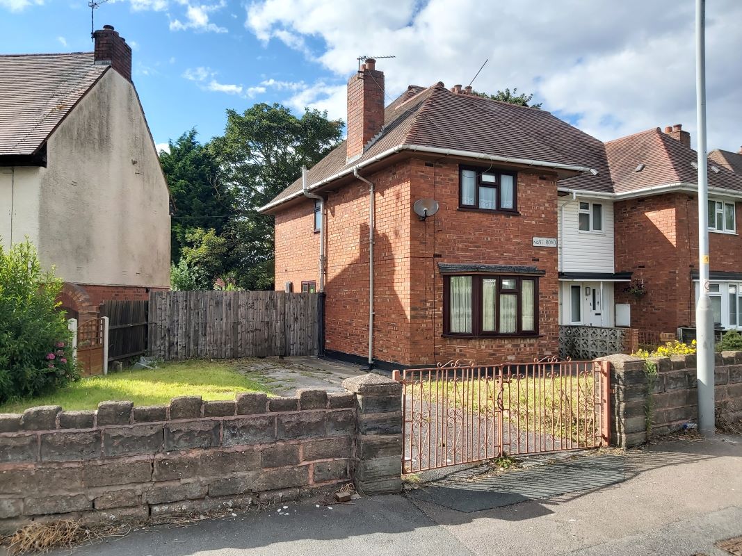 4 bedroom semi detached house in Wolverhampton