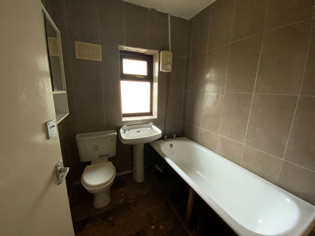 4 bedroom semi detached house in Wolverhampton