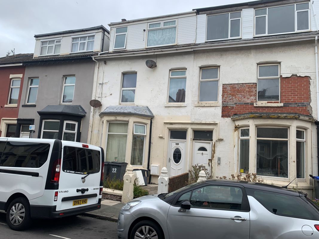 4 bedroom mid terraced house in Blackpool