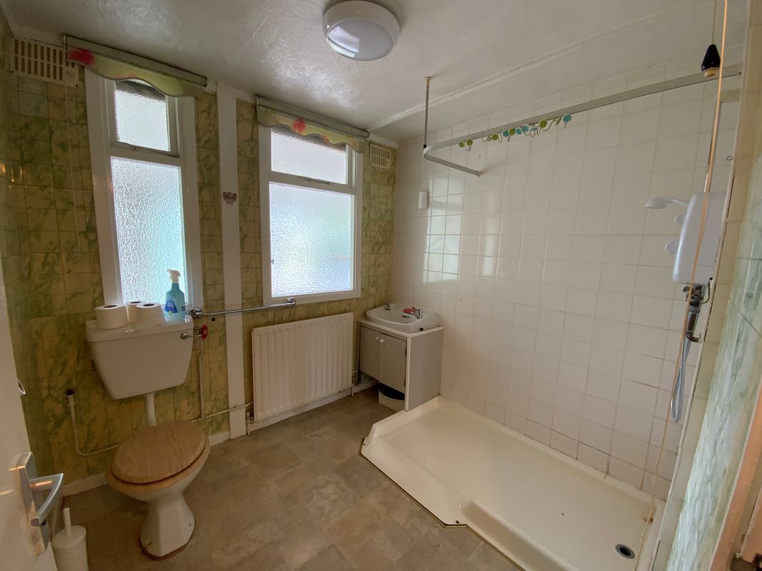 2 bedroom detached bungalow in Wolverhampton 