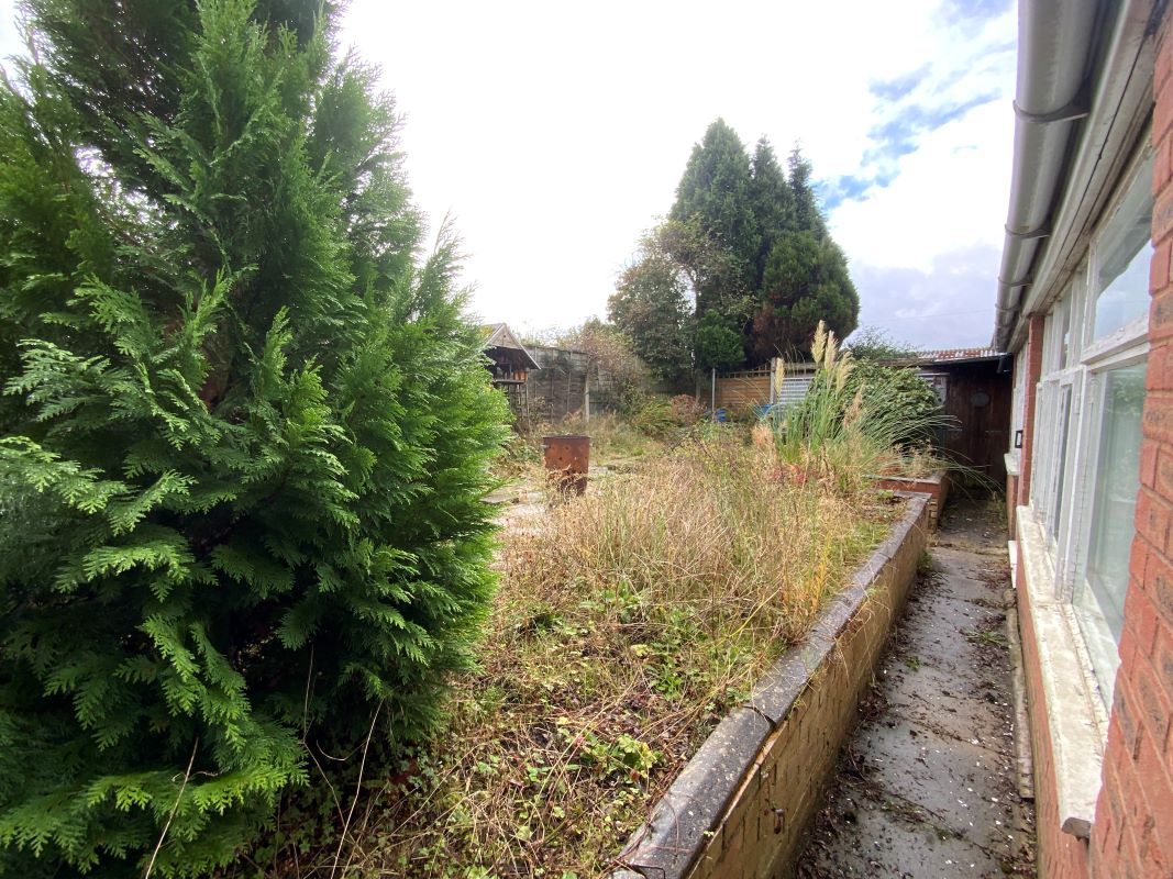 2 bedroom detached bungalow in Wolverhampton 