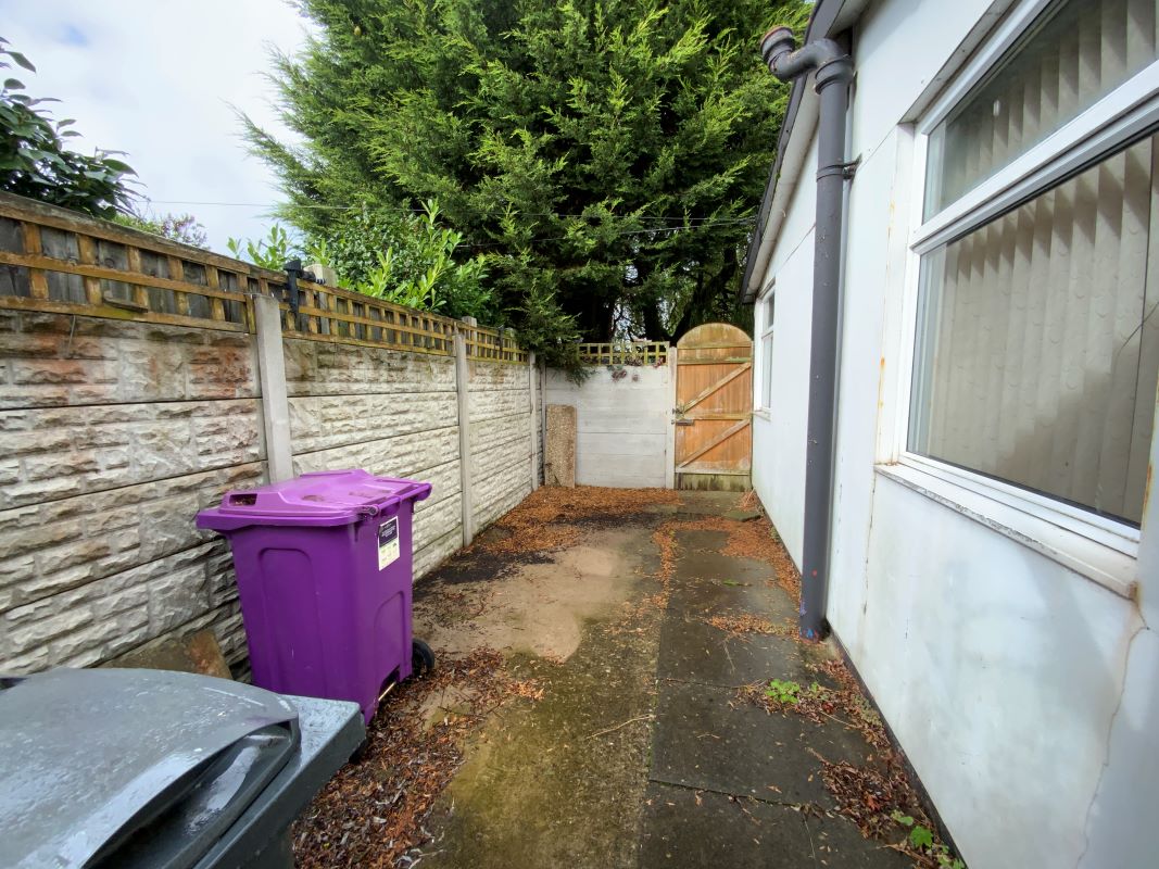 2 bedroom detached bungalow in Wolverhampton 