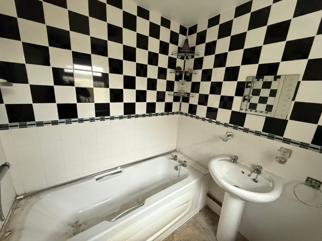 3 bedroom mid terraced house in Bearwood 