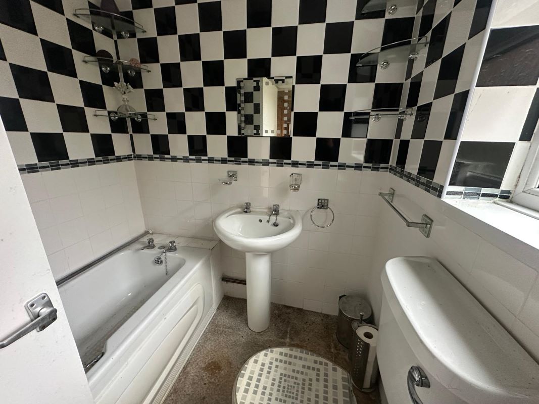 3 bedroom mid terraced house in Bearwood 