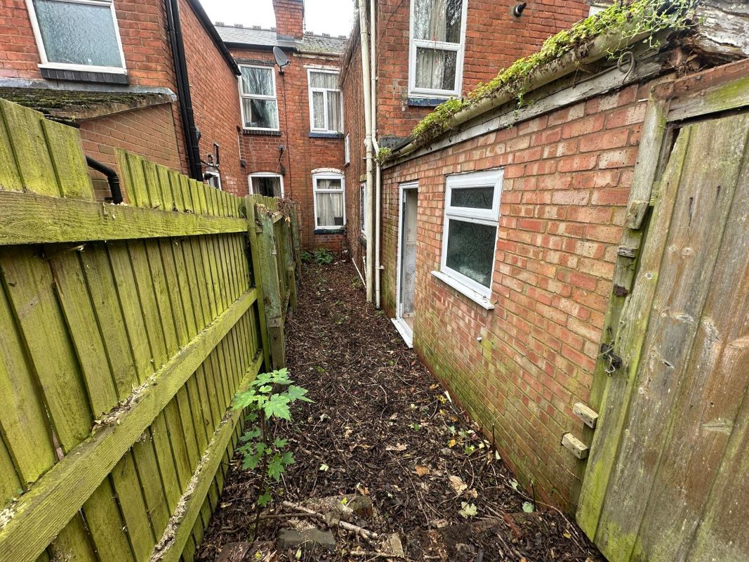 3 bedroom mid terraced house in Bearwood 