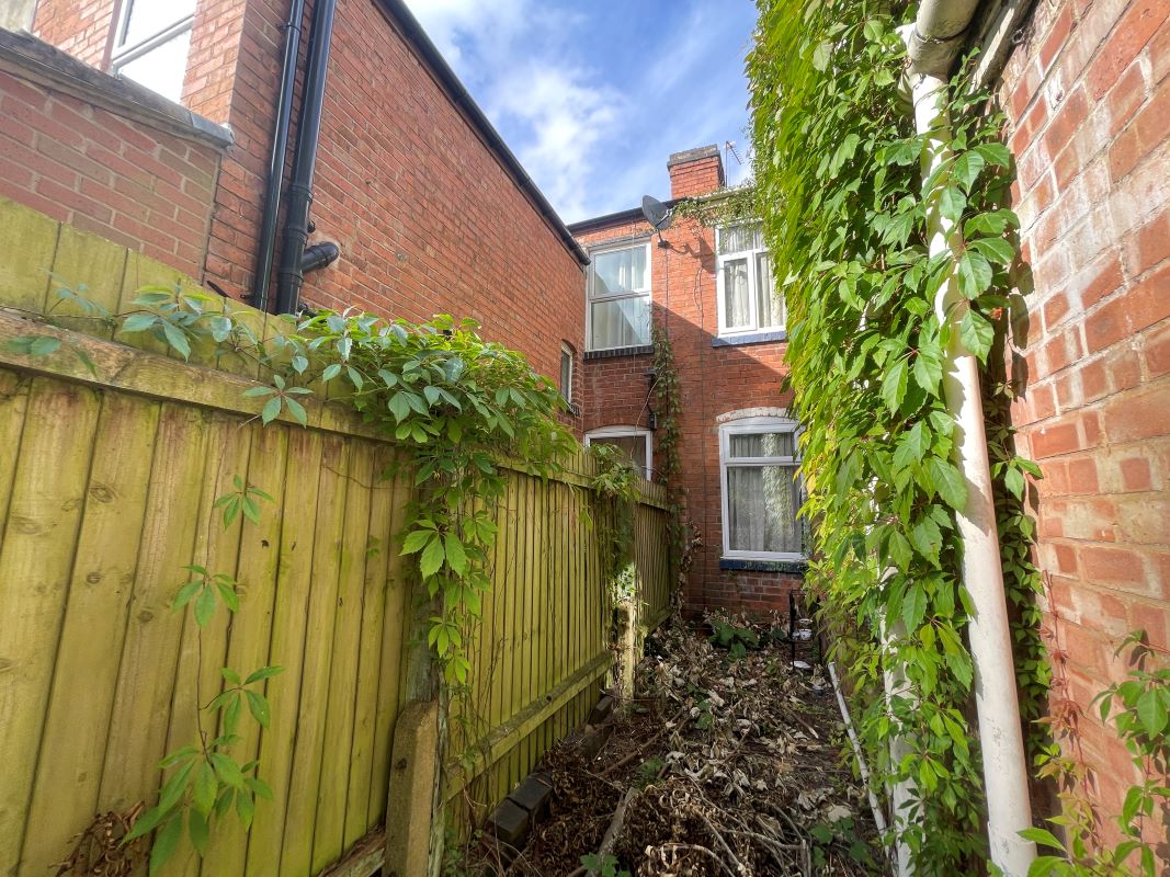 3 bedroom mid terraced house in Bearwood 