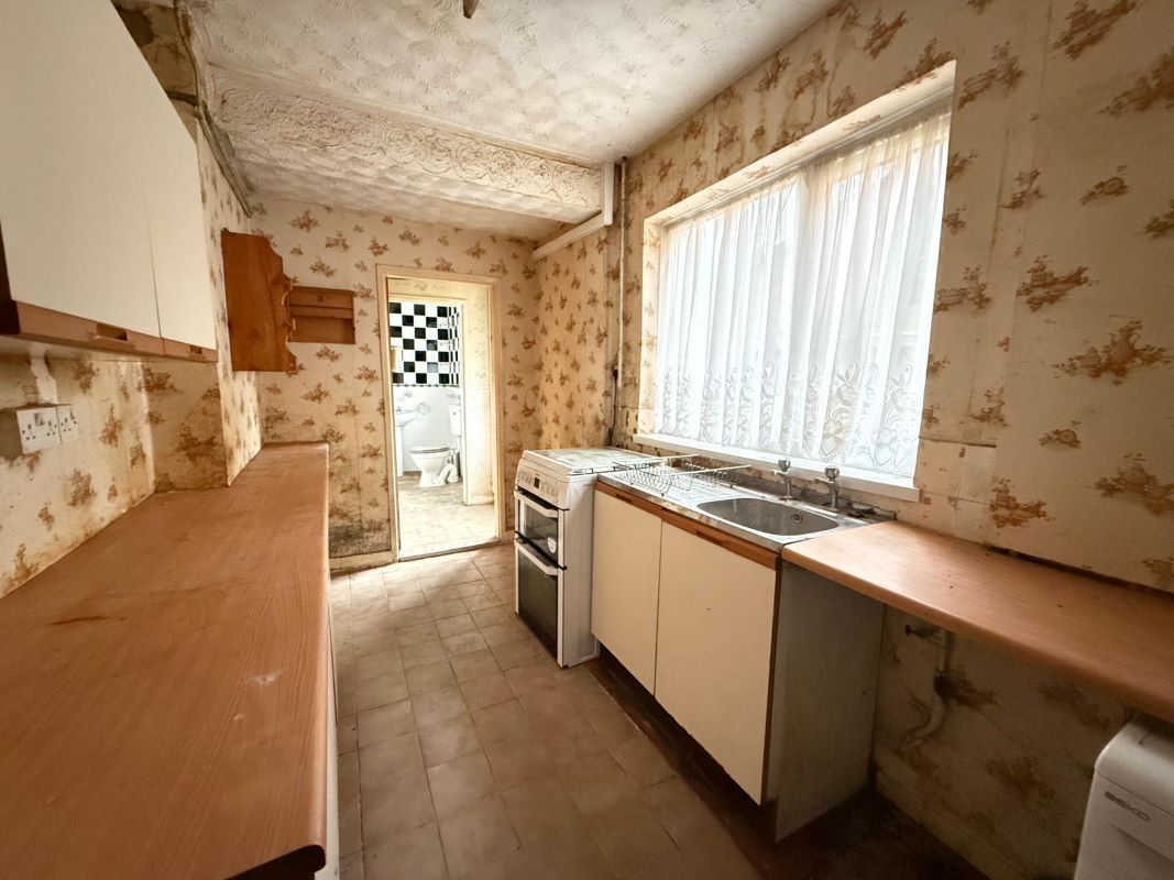 3 bedroom mid terraced house in Bearwood 